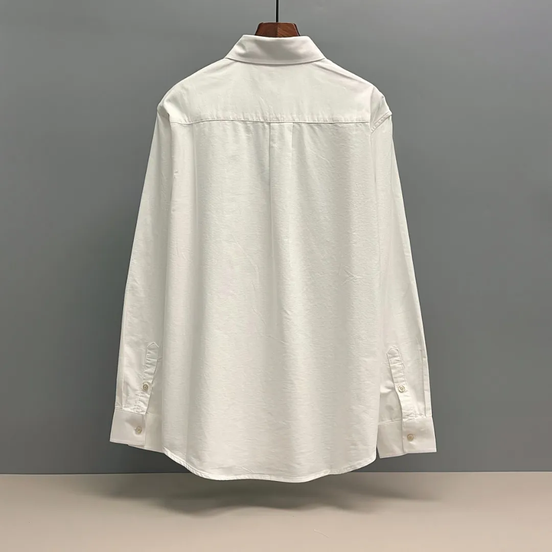 P210 Ralph Lauren/Ralph Lauren cotton oxford embroidered shirt uses 100% cotton oxford fabric. The unique texture of oxford is more textured than ordinary cotton shirts. The 100% cotton material makes it have good breathability. High fabric strength and good wear resistance. Comfortable to wear. Not easy to sweat. Loose fit. The upper body is three-dimensional. The lines are smooth and natural. From the shoulder line to the waistline to the hem, the line transition is smooth. There are no unnecessary folds or accumulations. The whole body is neat and stretched. The chest is embellished with the iconic pony embroidery. Simple but highly recognizable. The color transition of the embroidery thread is natural. The stitches are even and uniform in spacing and size. The stitches can also be connected naturally. The lines are smooth and not stiff. Size: S M L XL